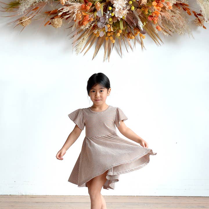 Robe de printemps qui tourne pour fille — Rayures toffee pour la vente par City Mouse Studio