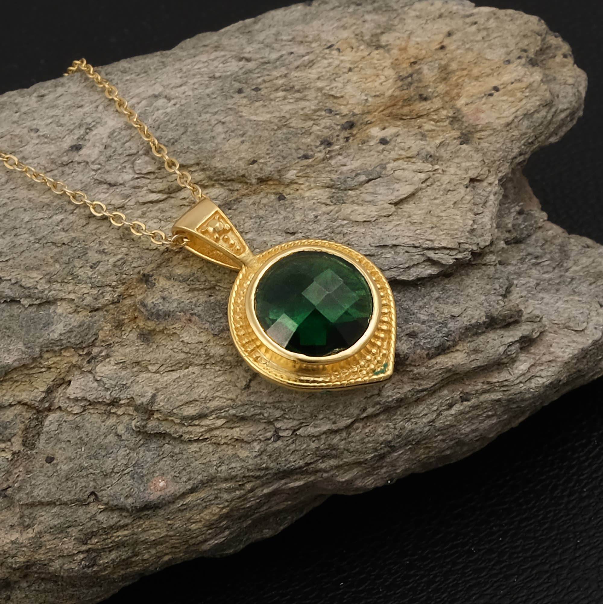 El Joyero – wholesale Pendant/charm necklace – Emerald Stone Teardrop Elegance Gold Plated Chain Necklace0