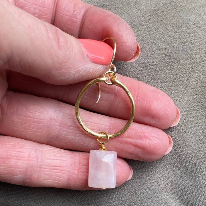 Marble Designs Jewelry - Vendita all'ingrosso Orecchini pendenti - Orecchini a Cerchio in oro con quarzo rosa martellato a goccia rettangolare6