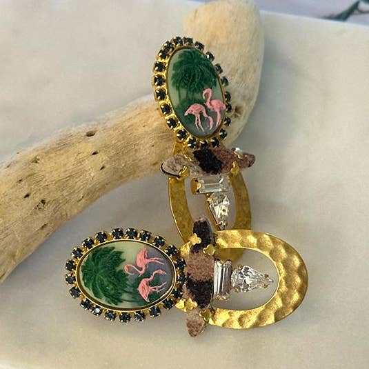 Guld Swarovski Kristall Flamingo Läderörhängen | Mallory för wholesale av e.b. jewelry studio