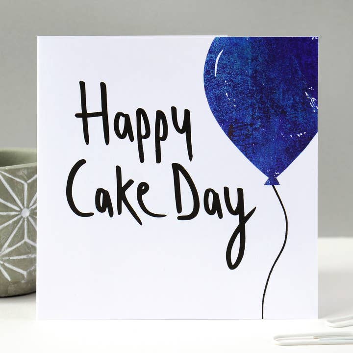 Carte Happy Cake Day, ballons bleus pour la vente par Fiona Clabon Illustration