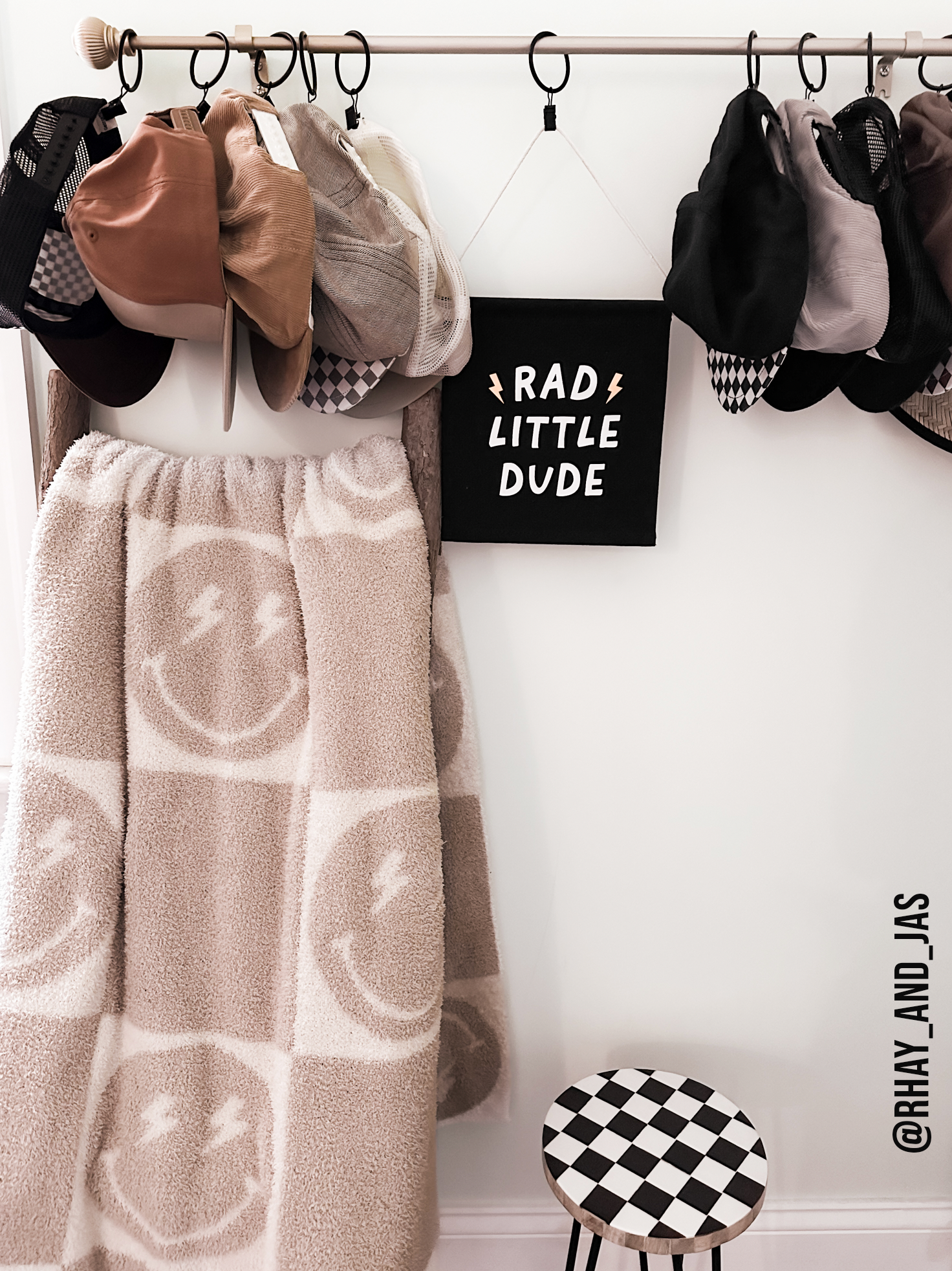 Cherrypick – Engroshandel Skilt – Rad Little Dude (Sort) Hængeskilt på lærred - Drenge lærred Banne3