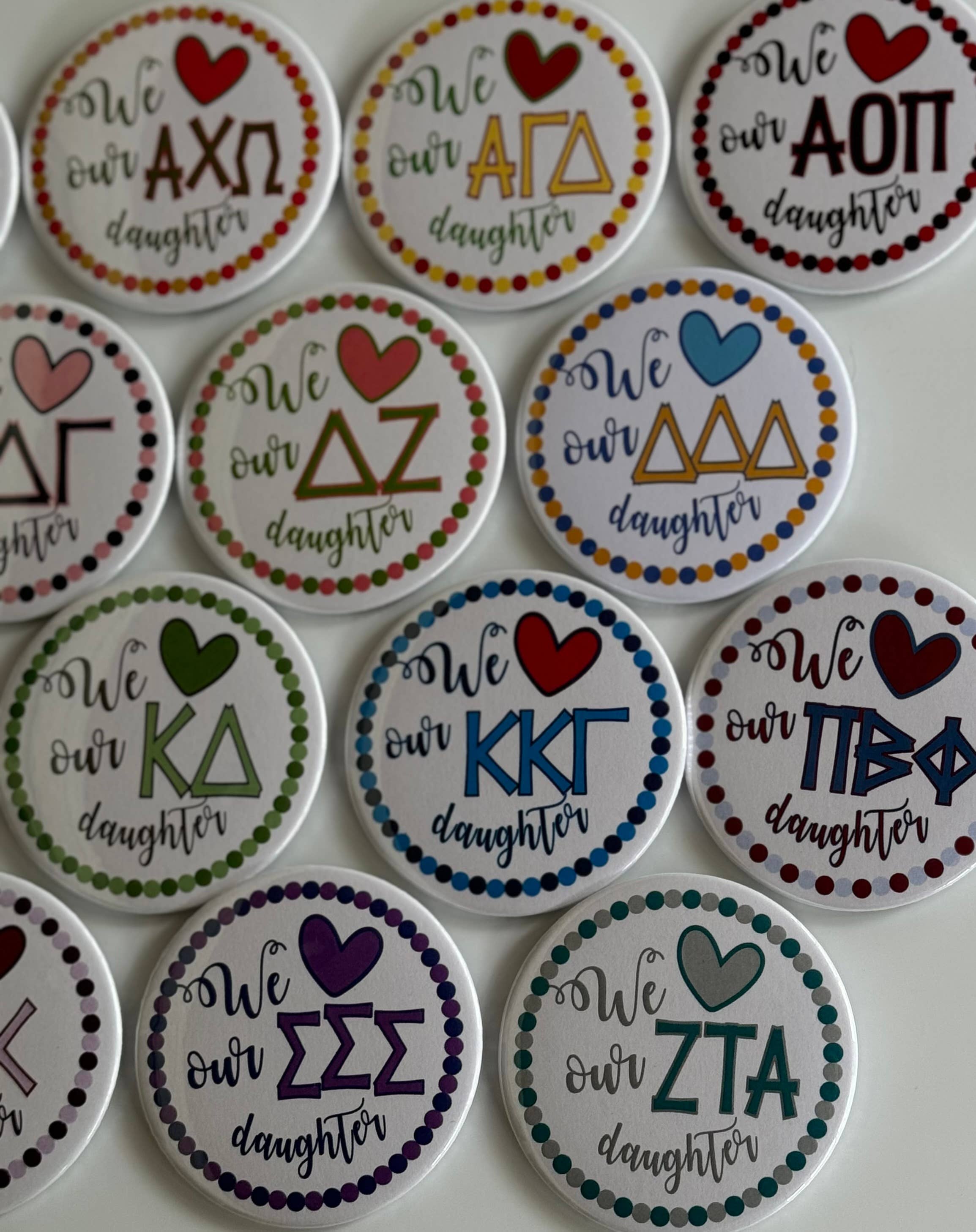 Buttongirl99 – Großhandel Anstecker/Button – 3-Zoll-Knopf „Sorority“, Motiv „Eltern“ /Love Our Daughter1