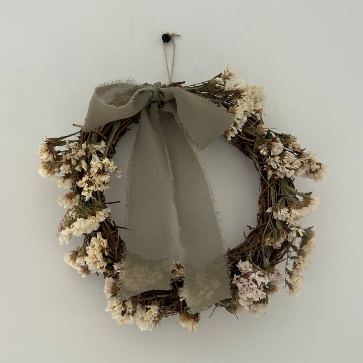 Cotswolds Willow Wreaths – Großhandel Kranz – „Salbei“-Kranz mit weißem Statice und Salbeischleife0