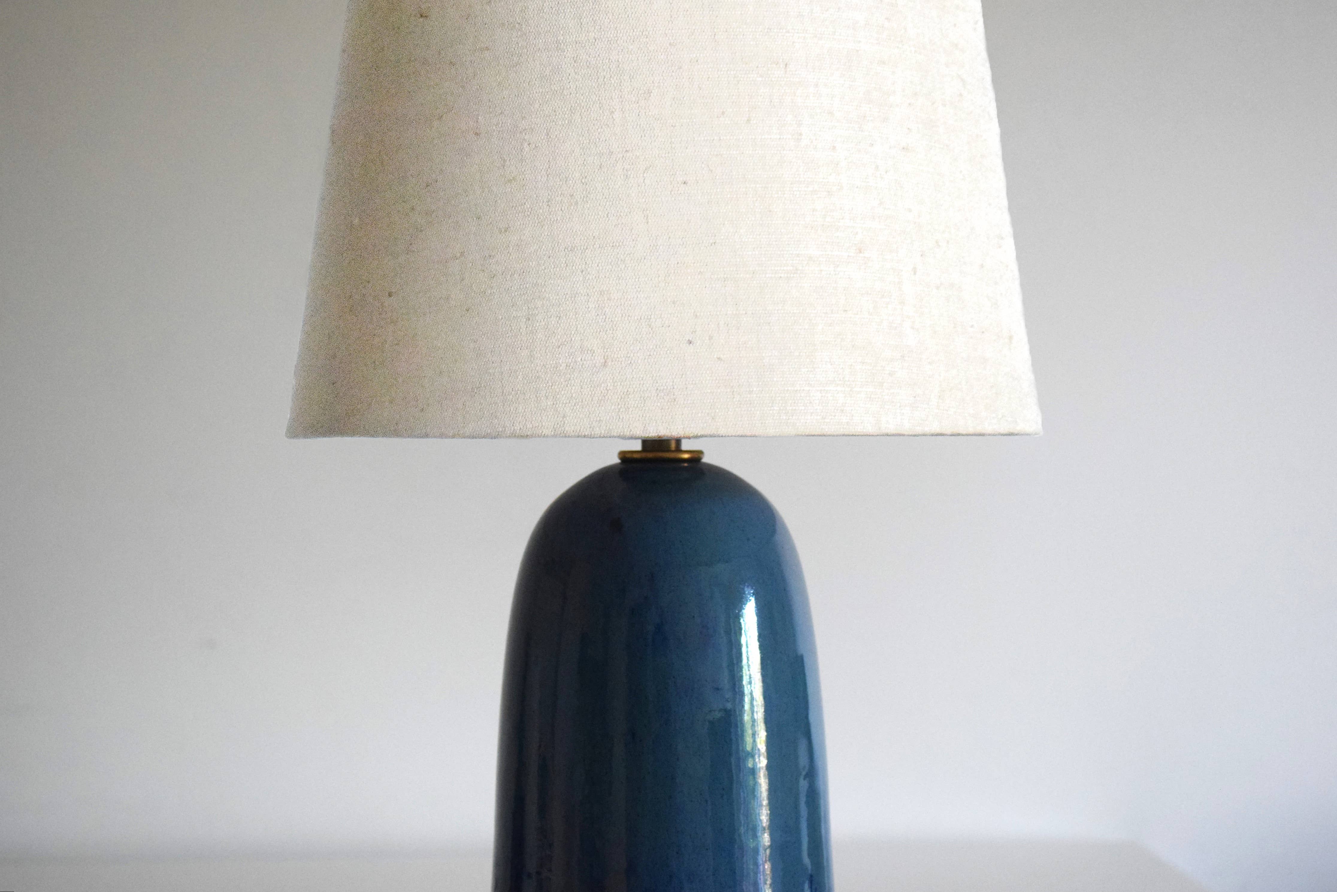 DEBARRO - Furniture | Lamps | Ceramics | Handmade - Venta al por mayor Lámparas decorativas/de escritorio - Lámpara de mesa artesanal edición limitada en azul marino0