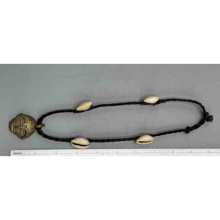 The Niger Bend – Engroshandel Halskæde med vedhæng – Læder & Cowrie Shell messing maske vedhæng halskæde - Mali