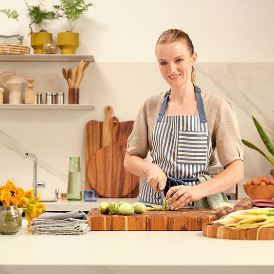 MEEMA - Wholesale Apron - Bib Apron with Pockets – Upcycled Cotton, Adjustable Fit2