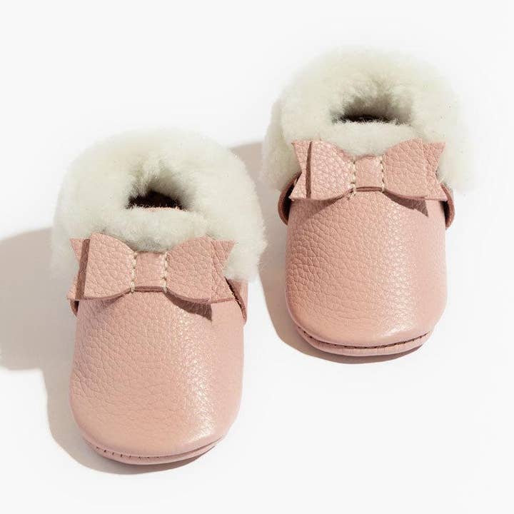 Blush Schaffell-Schleifen-Babyschuh für den Großhandel von Freshly Picked