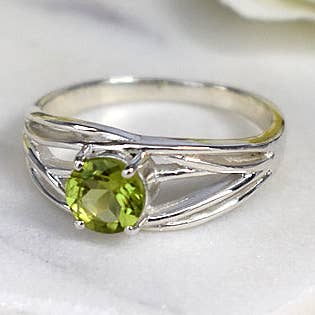 Anillo de banda de múltiples hilos con facetas de peridoto Kara para venta al por mayor de Kali Ma Designs - Sterling Silver Jewellery
