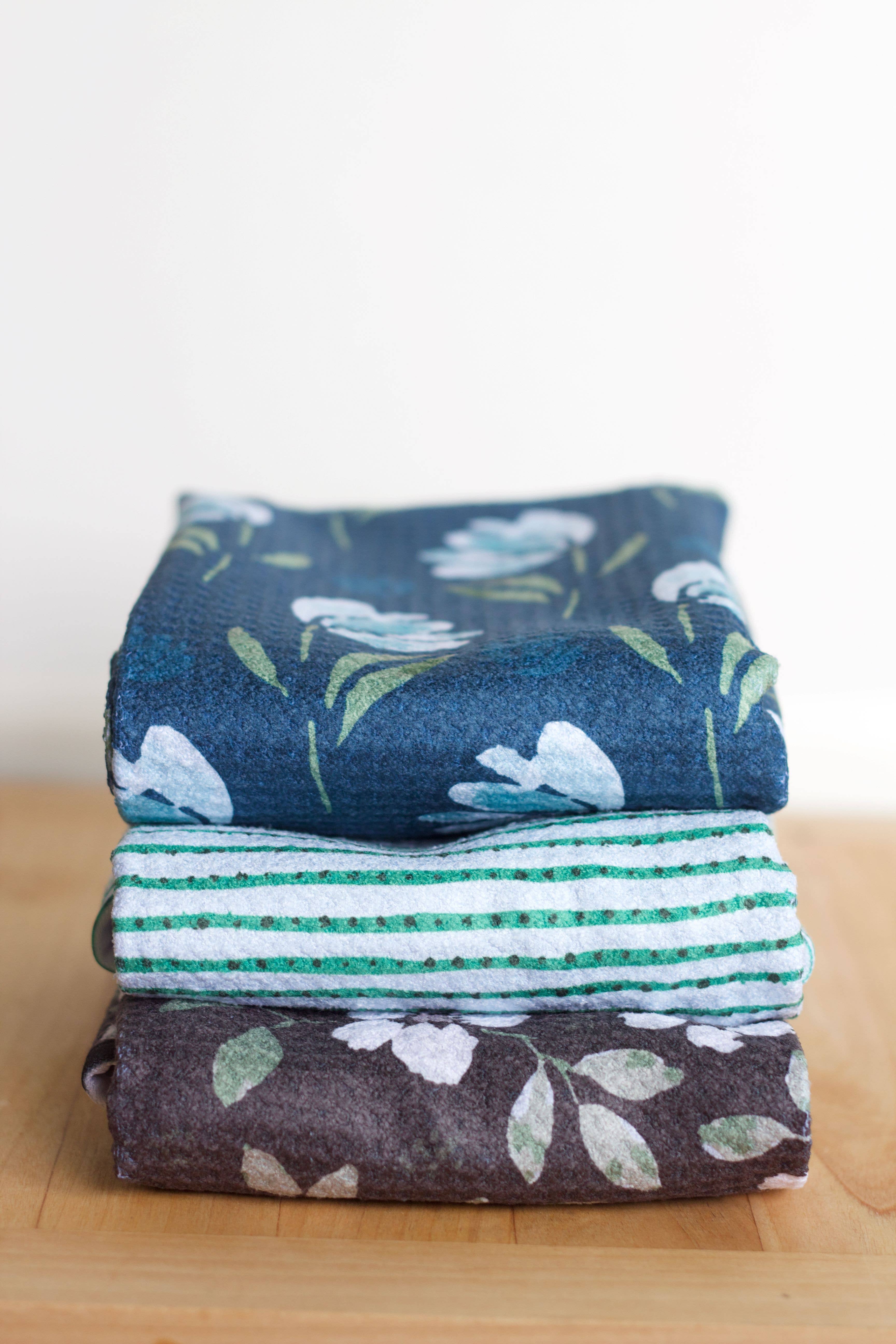 Lisee Ree Designs - Wholesale Tea Towel - Lovely Blooms Microfiber Tea Towel2