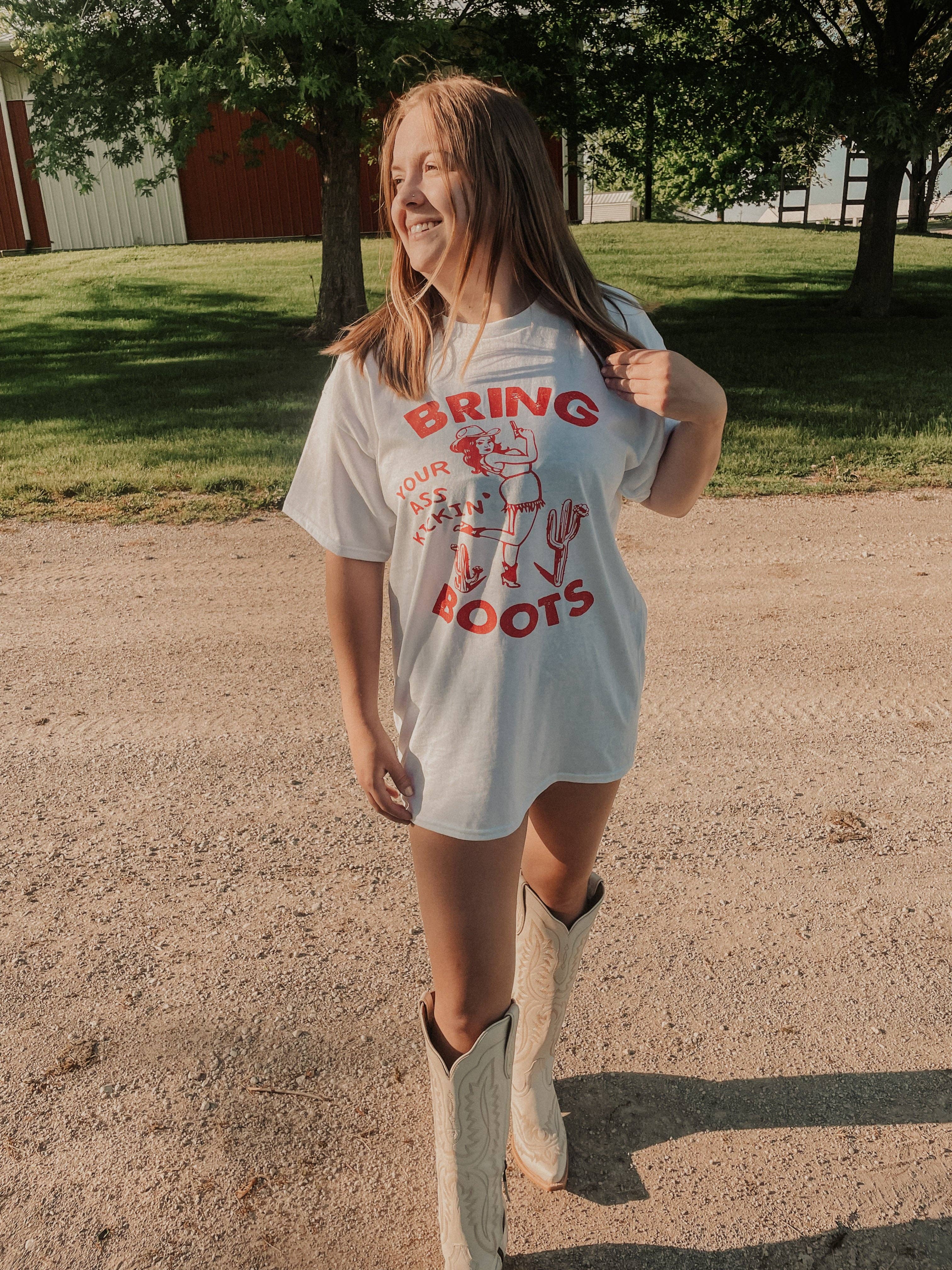 Rustic Runaway LLC - Vente T-shirt à imprimés – femme - T-shirt à motif western A** Kickin Boots1