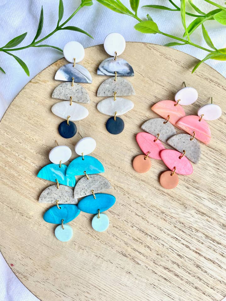 Oorbellen met geometrische kleurblokken en bengeltjes voor wholesale door Glitter and Glow Co