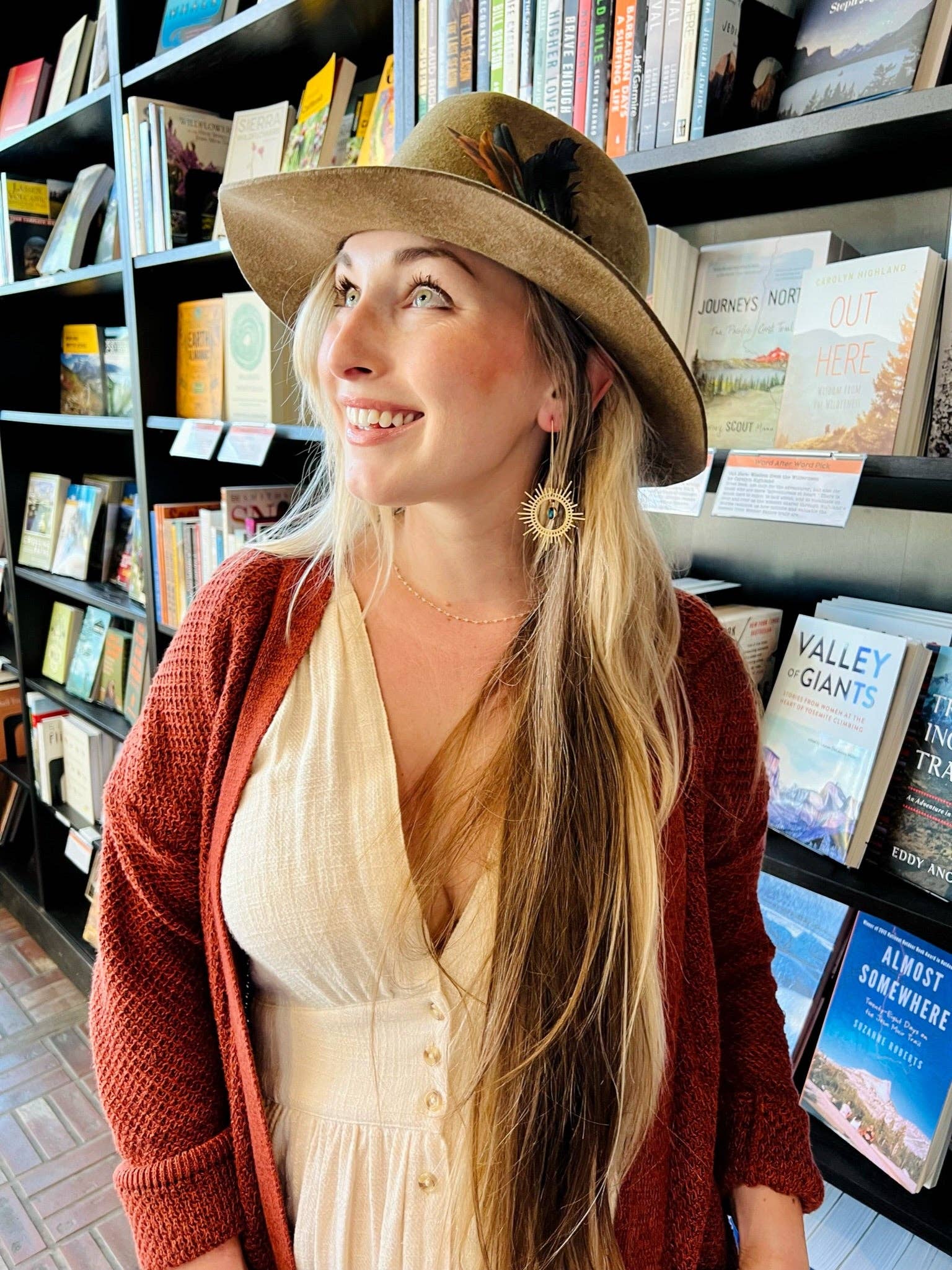 Moxie Collective (formerly Atonement Design) - Vendita all'ingrosso Orecchini pendenti - Orecchini Sunburst in ottone blu pavone5