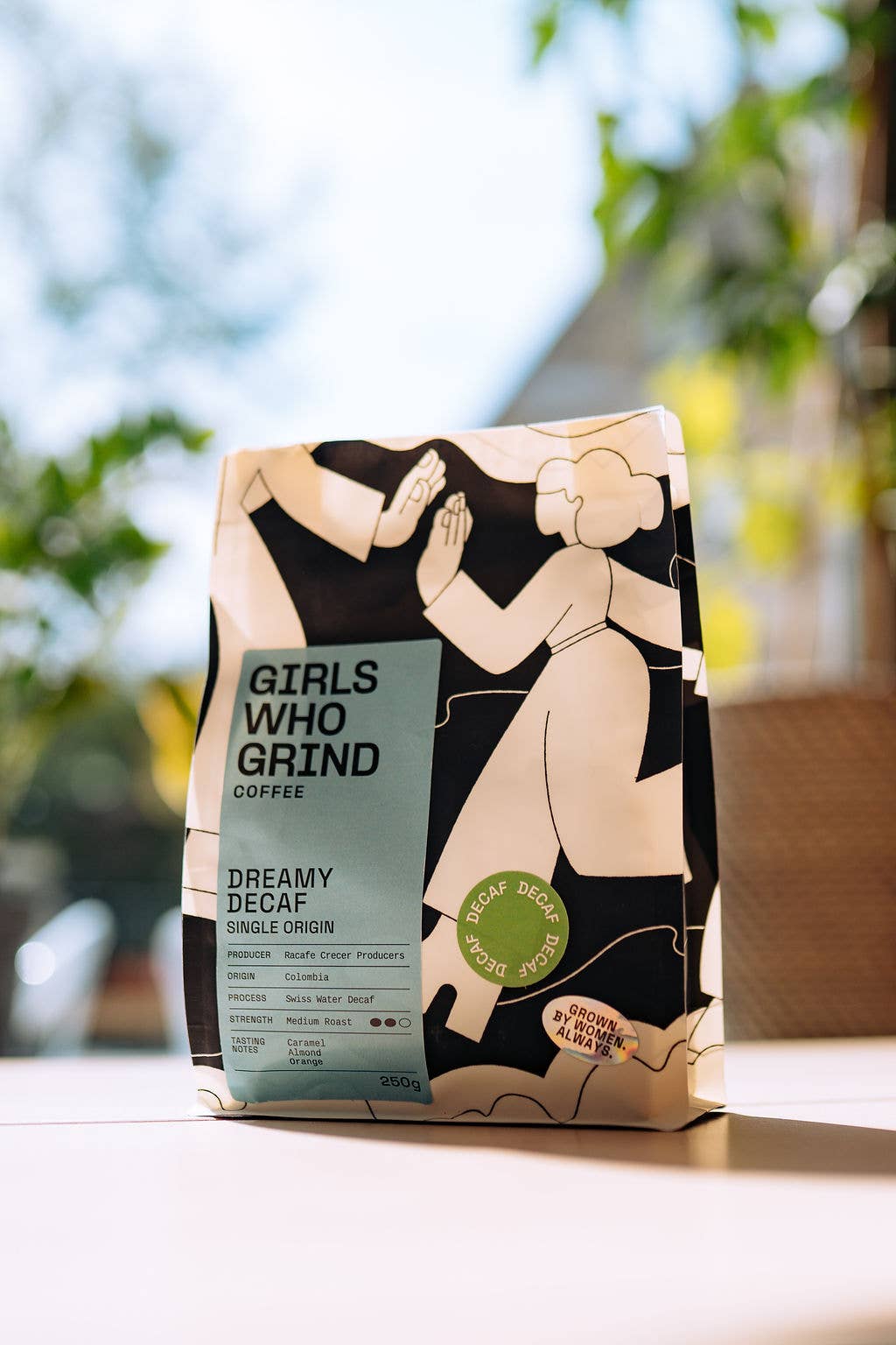 Girls Who Grind Coffee - Venta al por mayor Café en grano - Granos de café descafeinado Dreamy Decaf de Racafe Crecer, Colombia2