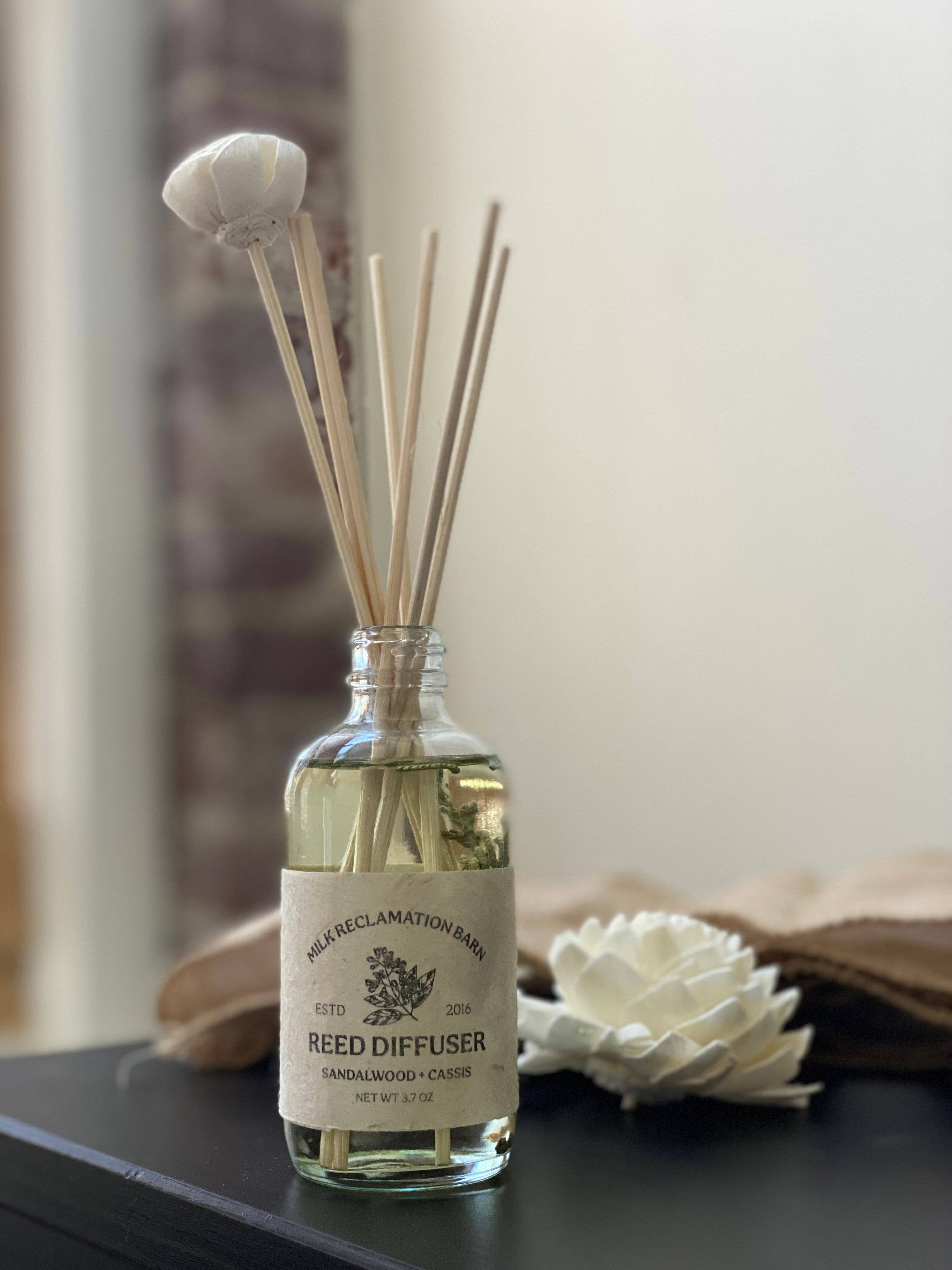 Milk Reclamation Barn - Vente Diffuseur à tiges - Diffuseur en rotin avec roseaux en rotin et fleurs de sola6