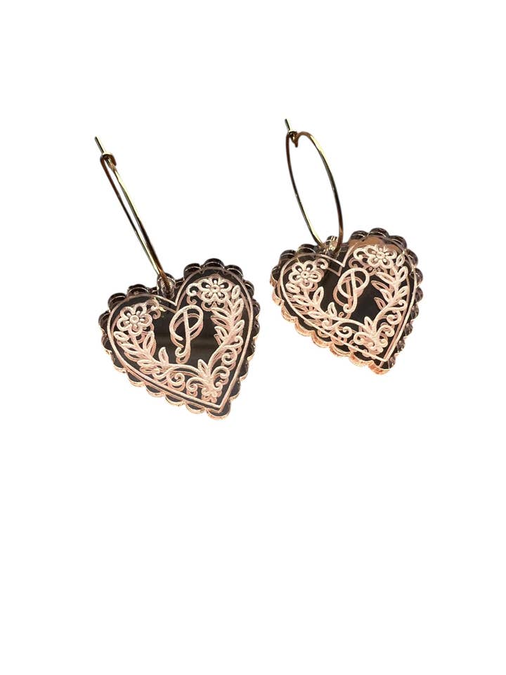 Blomsterhjerte Initial Charm Øreringe for engroshandel hos Comer Teng Studio