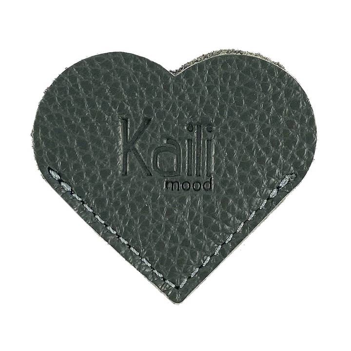 K0038FB | Marcapáginas con forma de corazón fabricado en Italia en piel auténtica de plena flor, grano dólar, color gris, dimensiones: 6 x 5,5 x 0,5 cm, embalaje: caja de regalo dura en la parte inferior y tapa para venta al por mayor de Kaili mood / RENATO BORZATTA - Italy since 1978 -