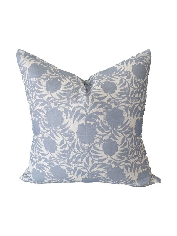 Mary Mary Periwinkle Leinen Floral Blockprint Stoffkissen für den Großhandel von Megan Lucas Design Co.