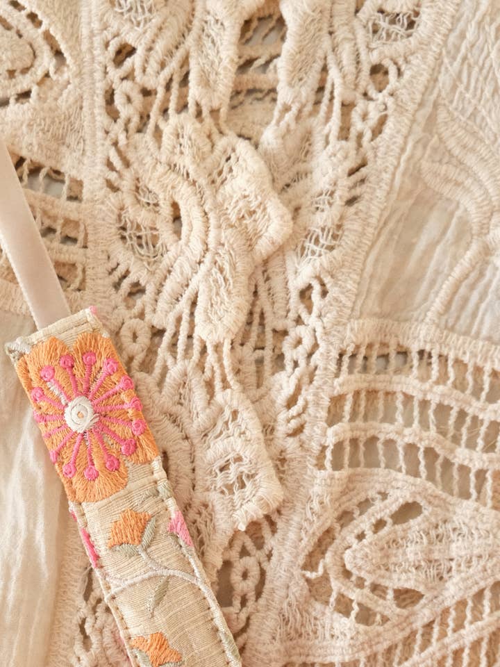 Attache-tétine fait main CALENDULA pour la vente par La N'atelier