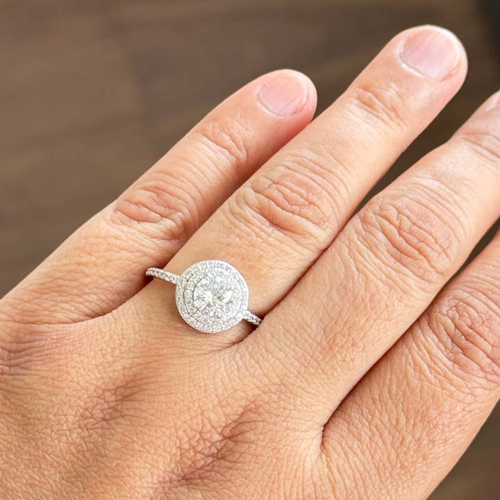 Anello Regolabile Halo Spark in Zirconia – Finitura Argento per la vendita all'ingrosso da parte di Vinnis Jewelry