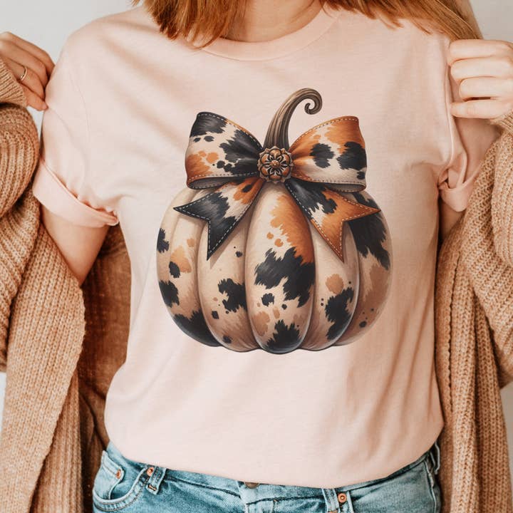 Par.tees by Party On! - Vendita all'ingrosso Maglietta serigrafata - Donna - Maglietta grafica autunnale in pelle di mucca con zucca e tema campestre