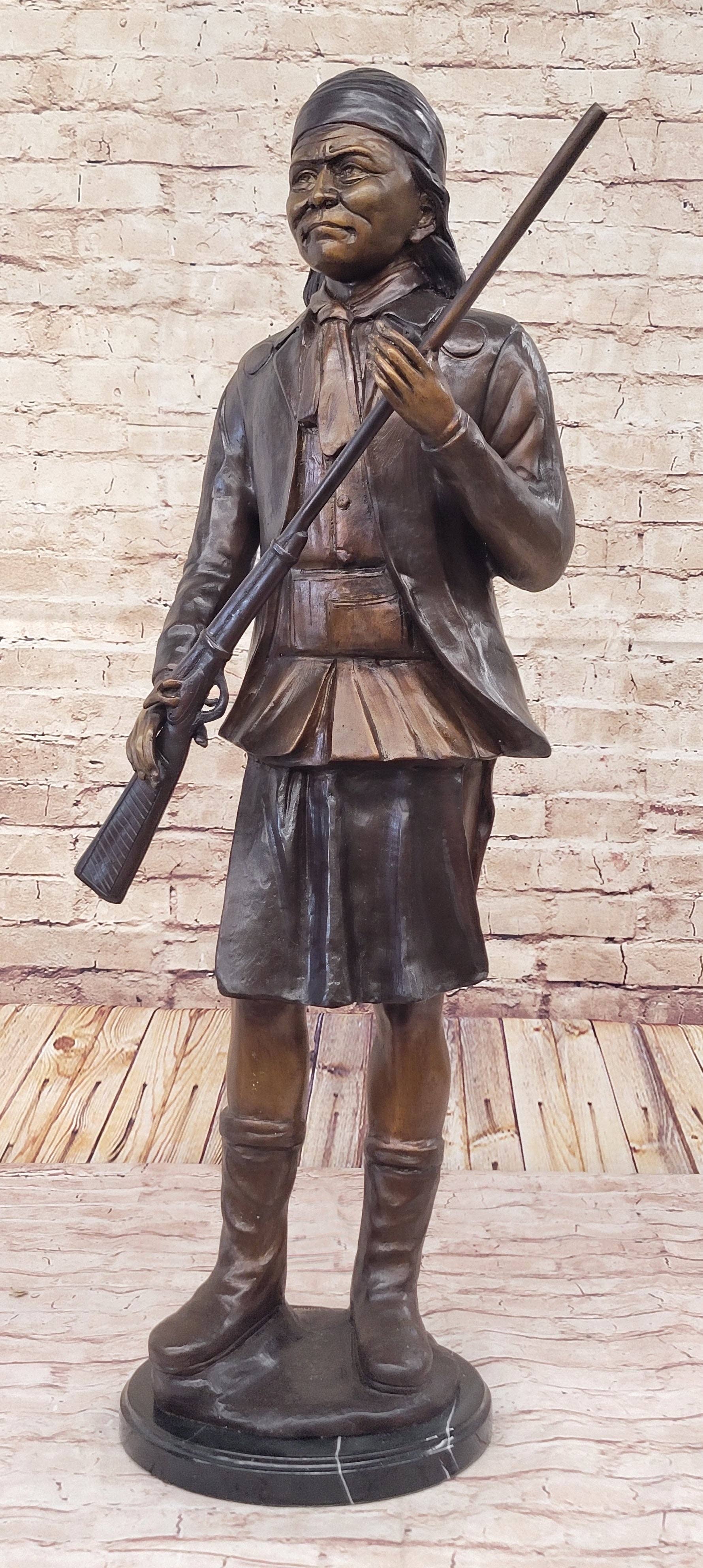 Bronzhaus - Vendita all'ingrosso Scultura - Statuetta in bronzo di Geronimo con fucile realizzata a mano da C.M Russell3