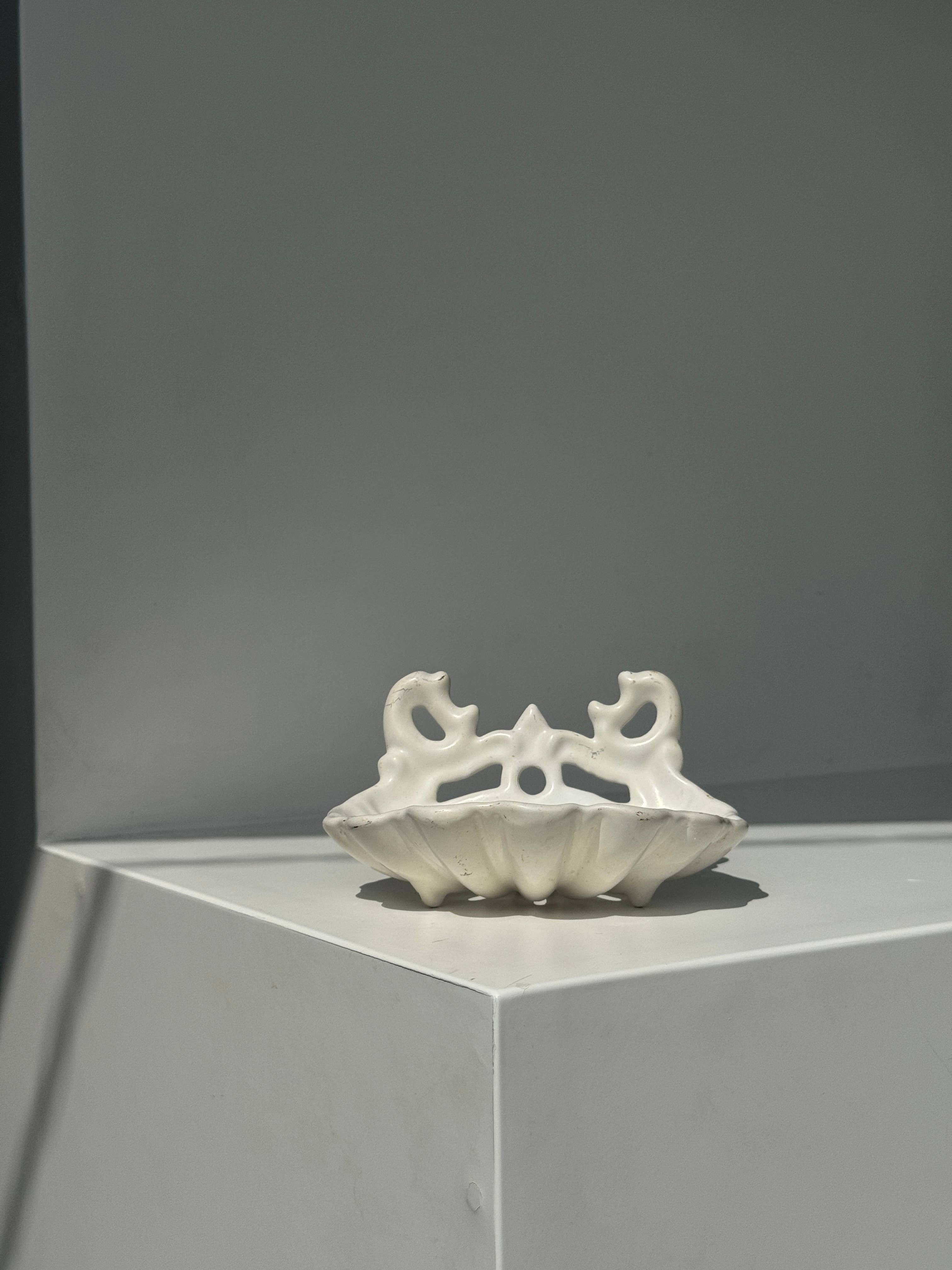 Office Objets - Wholesale Bath Soap Dish - Cast iron shell-shaped soap dish painted white H78