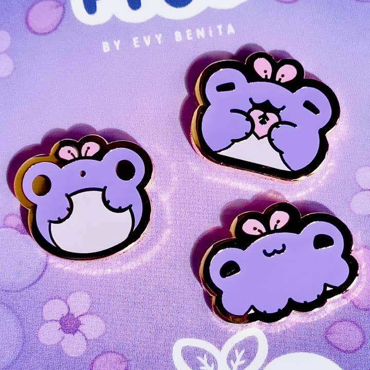 Ensemble d'épingles en émail dur en forme de grenouille, prune violette pour la vente par Evy Benita