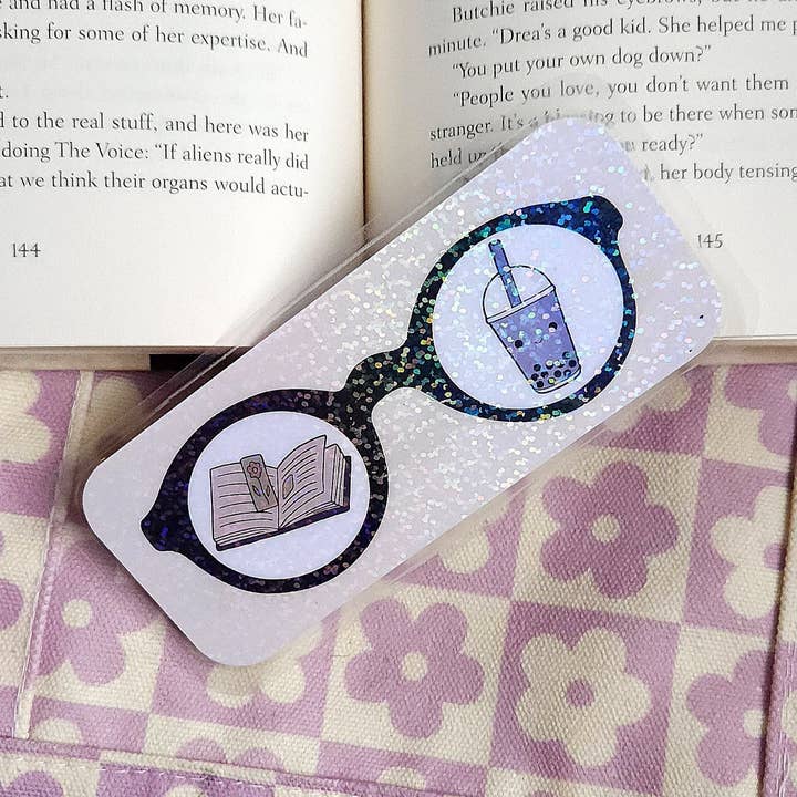 Marque-page holographique Books & Boba pour la vente par Love MadEye Designs LLC