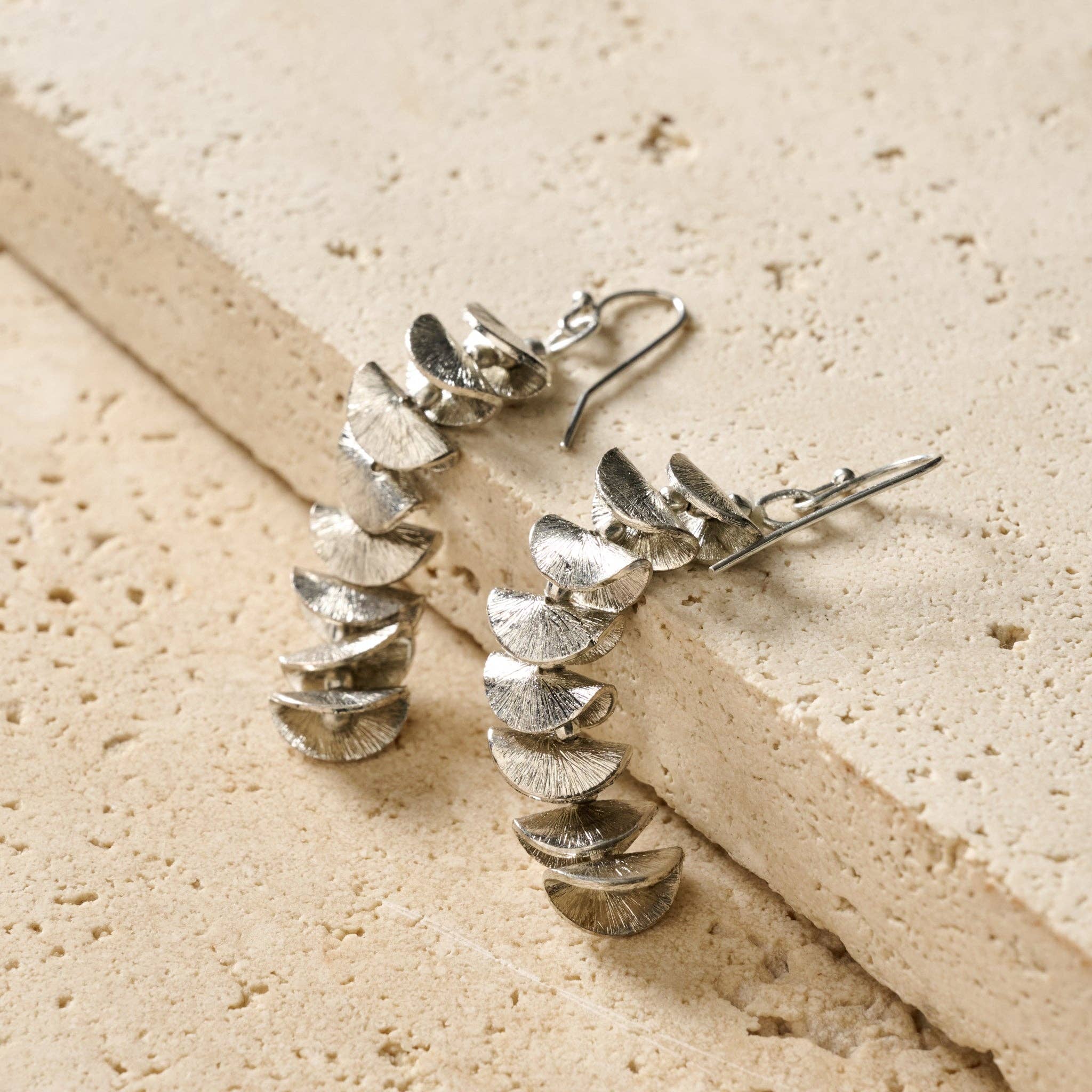 Ten Thousand Villages - Vente Boucles d'oreilles pendantes - Boucles d'oreilles pendantes empilées Tarra3