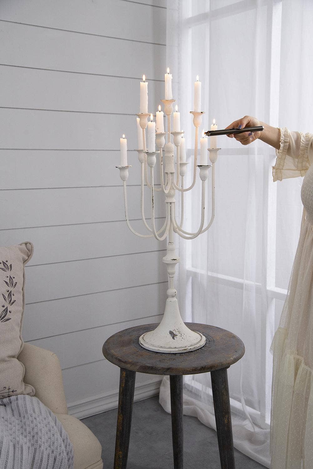 A&B Home Group Inc. – Großhandel Kerzenhalter – 13x10,5x30" Weißer Eisen 11-flammiger Kandelaber - Weiß4