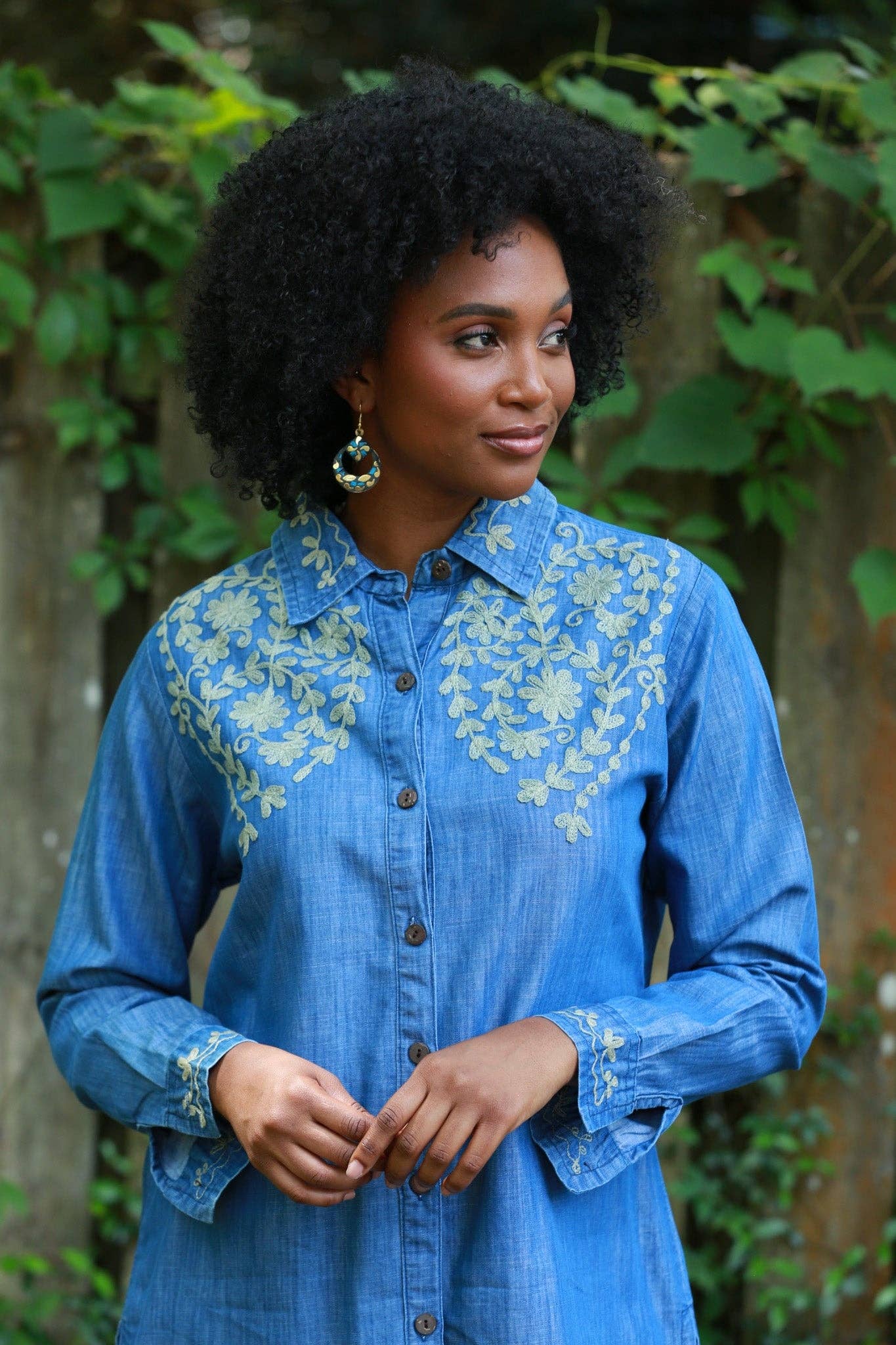 Sacred Threads - Vente Chemise à col boutonné – femme - Chemise en denim brodée bohème1