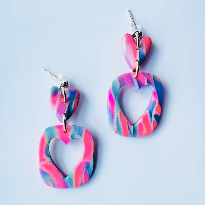 Mila - Farverige marmorerede hjerteøreringe for engroshandel hos Emaloe’s Thingys