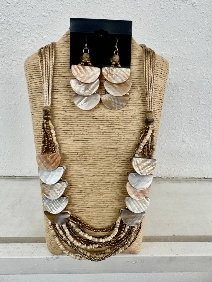 6 BRINS DE CORDON EN CIRE NATURELLE AVEC COQUILLES DE KABIBI EN DEMI-LUNE BIB pour la vente par International Duru's