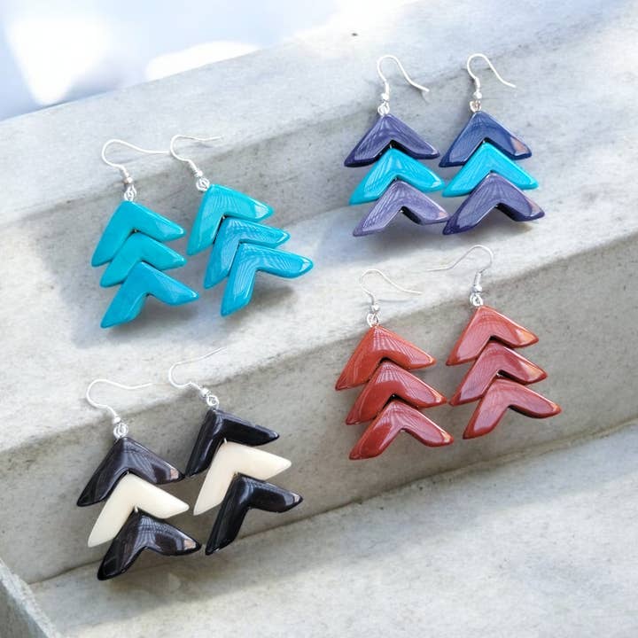 Boucles d'oreilles en tagua avec têtes de flèche surdimensionnées pour la vente par Organic jewelry by Allie