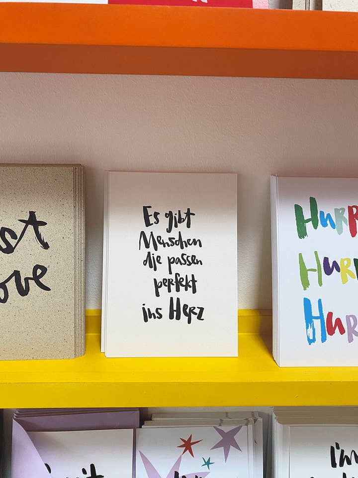 Cartolina di Brush Lettering "Perfettamente nel cuore" per la vendita all'ingrosso da parte di brushmeetspaper