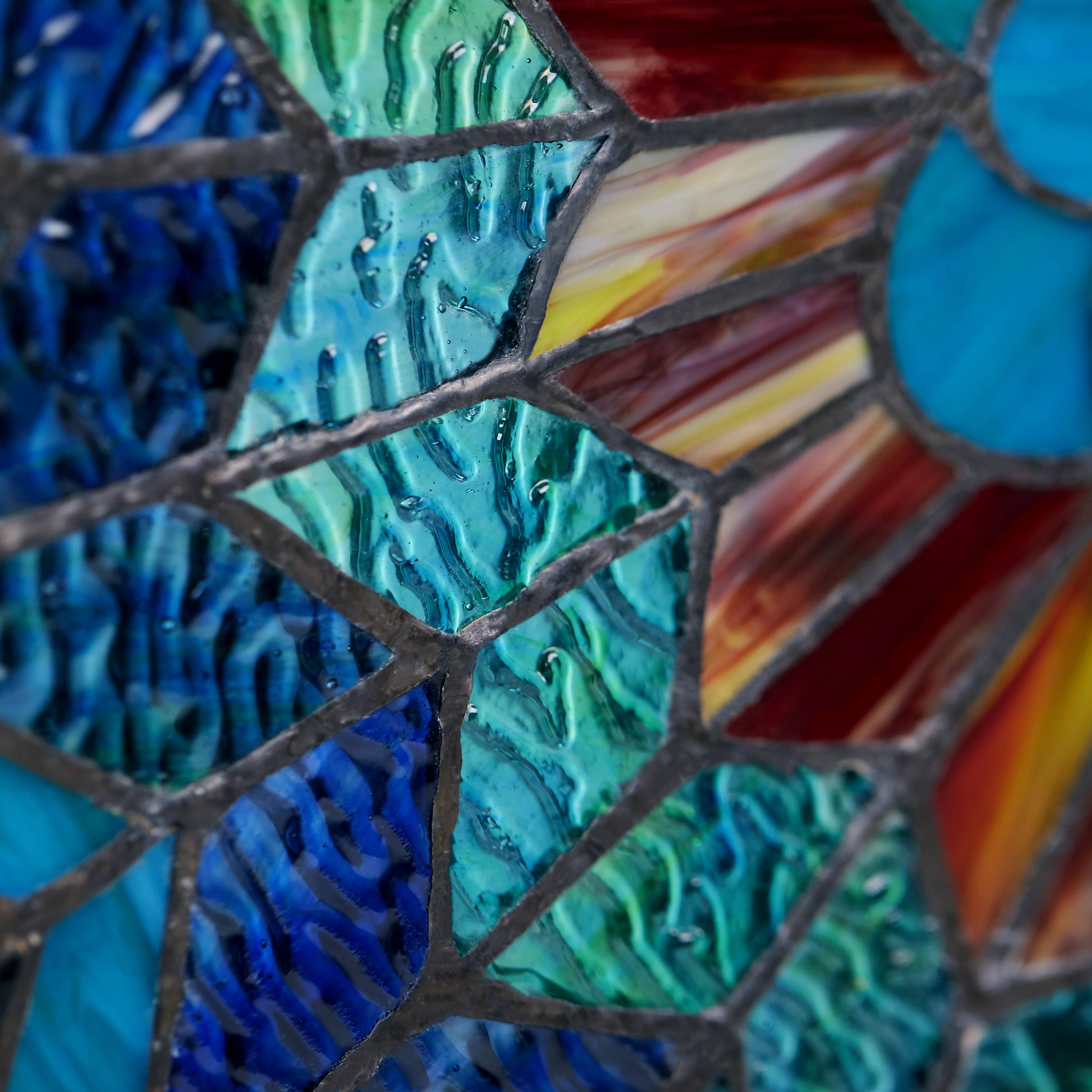 River of Goods - Vente Attrape-soleil - Panneau de vitrail bleu paon Presley de 24 po H7