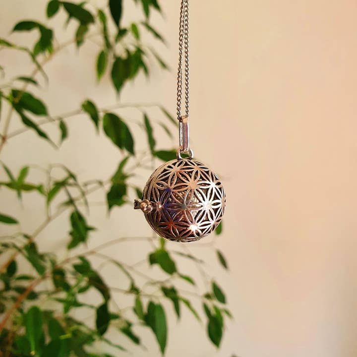 Collana Bola argento con Fiore della Vita - Campanello armonico per gravidanza, stile etnico boho tribale rustico, ipoallergenico per la vendita all'ingrosso da parte di Kaali Boutique
