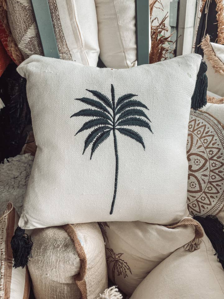 Kuddfodral med palmönster i svart och vitt för wholesale av Kayu Living Bali