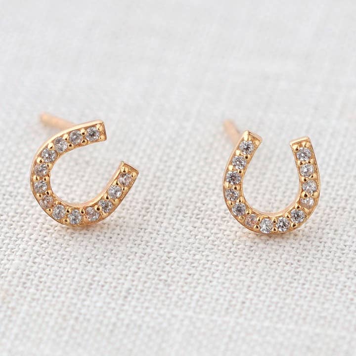 Boucles d'oreilles clous en cristal en forme de fer à cheval pour la vente par Kris Nations