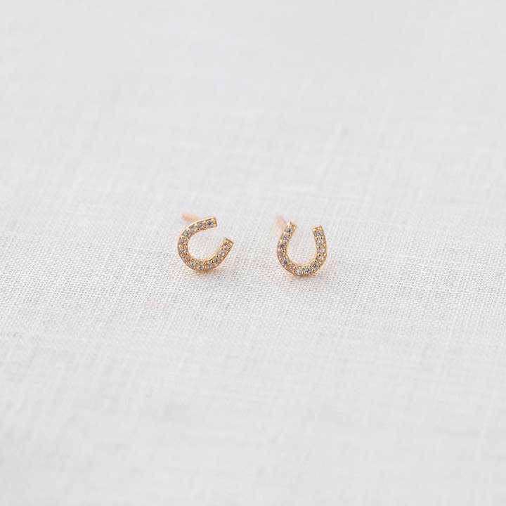 Boucles d'oreilles clous en cristal en forme de fer à cheval pour la vente par Kris Nations