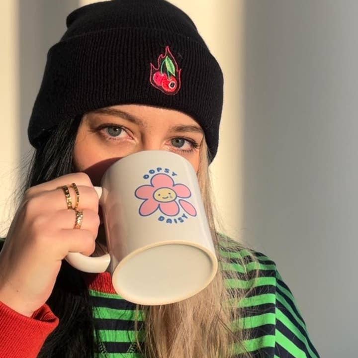 Cherry Bomb | Berretto con Risvolto Ricamato per la vendita all'ingrosso da parte di Predictable Art