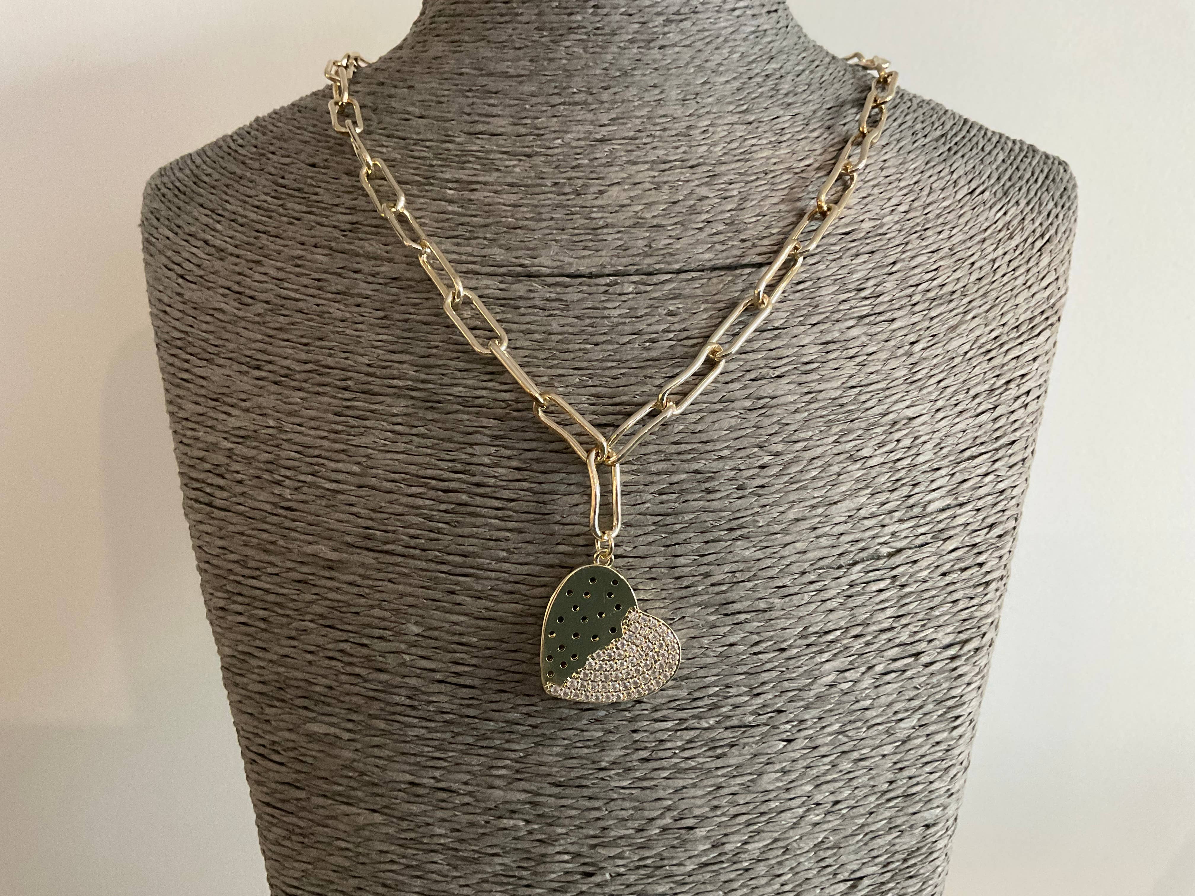 My Best Kept Jewelry - Vente Colliers à pendentif - Collier orné de cristaux pavés et de cœurs dorés2