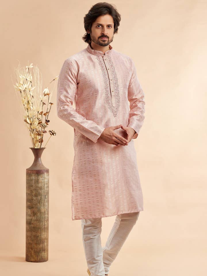 Persikofärgad Jacquard Silke Enkel Rak Kurta Pyjamas för Män för Festival & Bröllop - Broderiarbete för wholesale av HATKE BRIDE