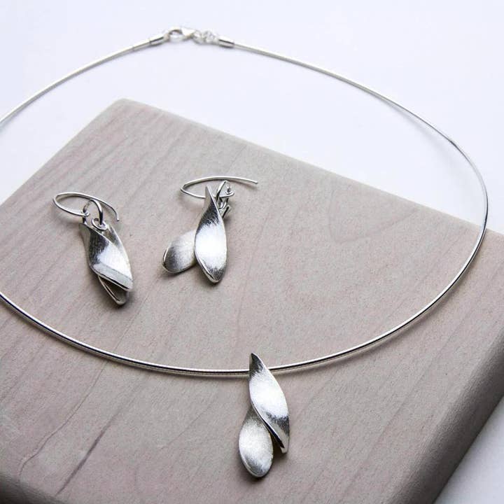 COLLIER DE PÉTALES pour la vente par JewellerAJGreen