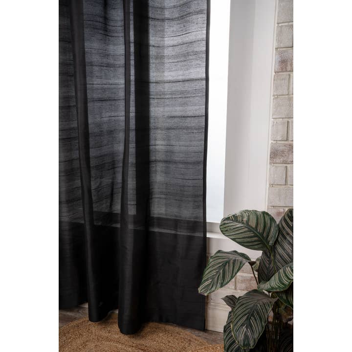 D'Moksha – wholesale Gardin – Svart vegansk silkesgardin med nypveck | 1 panel