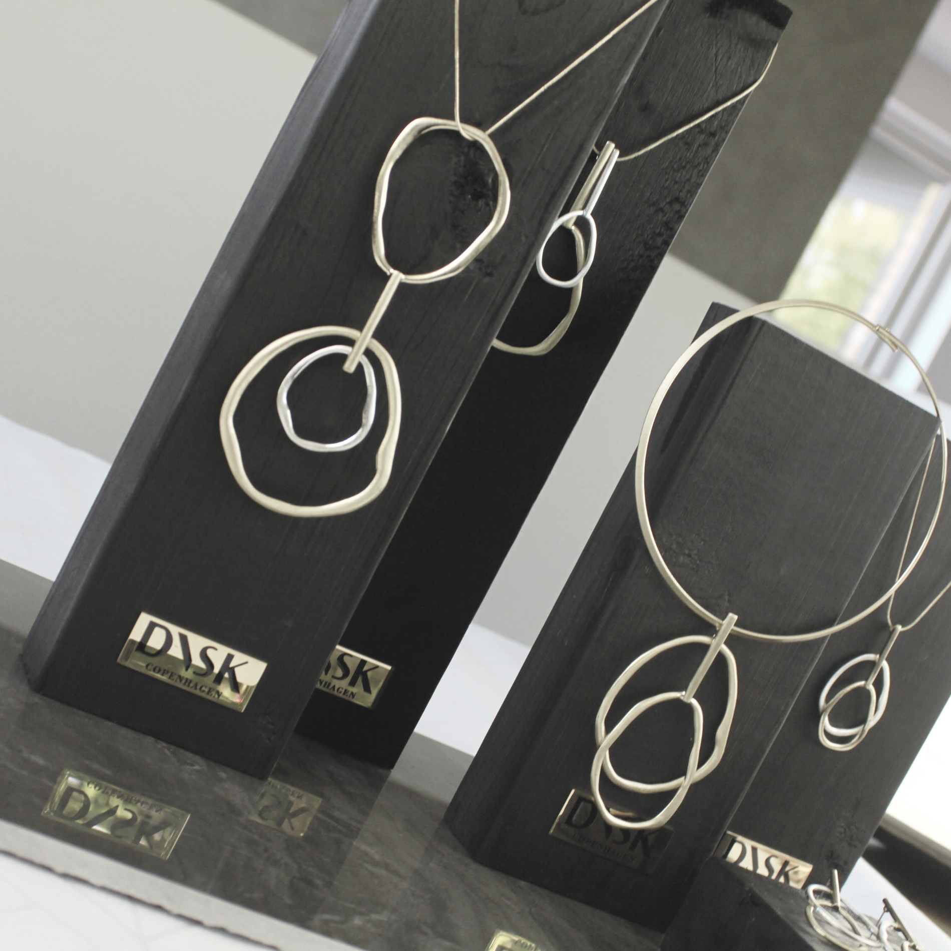 Dansk Copenhagen - Vendita all'ingrosso Collana con ciondolo/pendaglio - Collana Mega Statement regolabile a 2 toni Elysian IN:STORE con placcatura in argento9