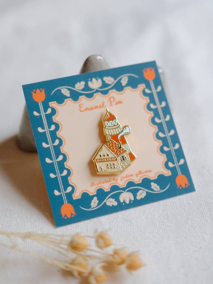 Épinglette en émail Lighthouse Bookshop pour la vente par Justine Gilbuena