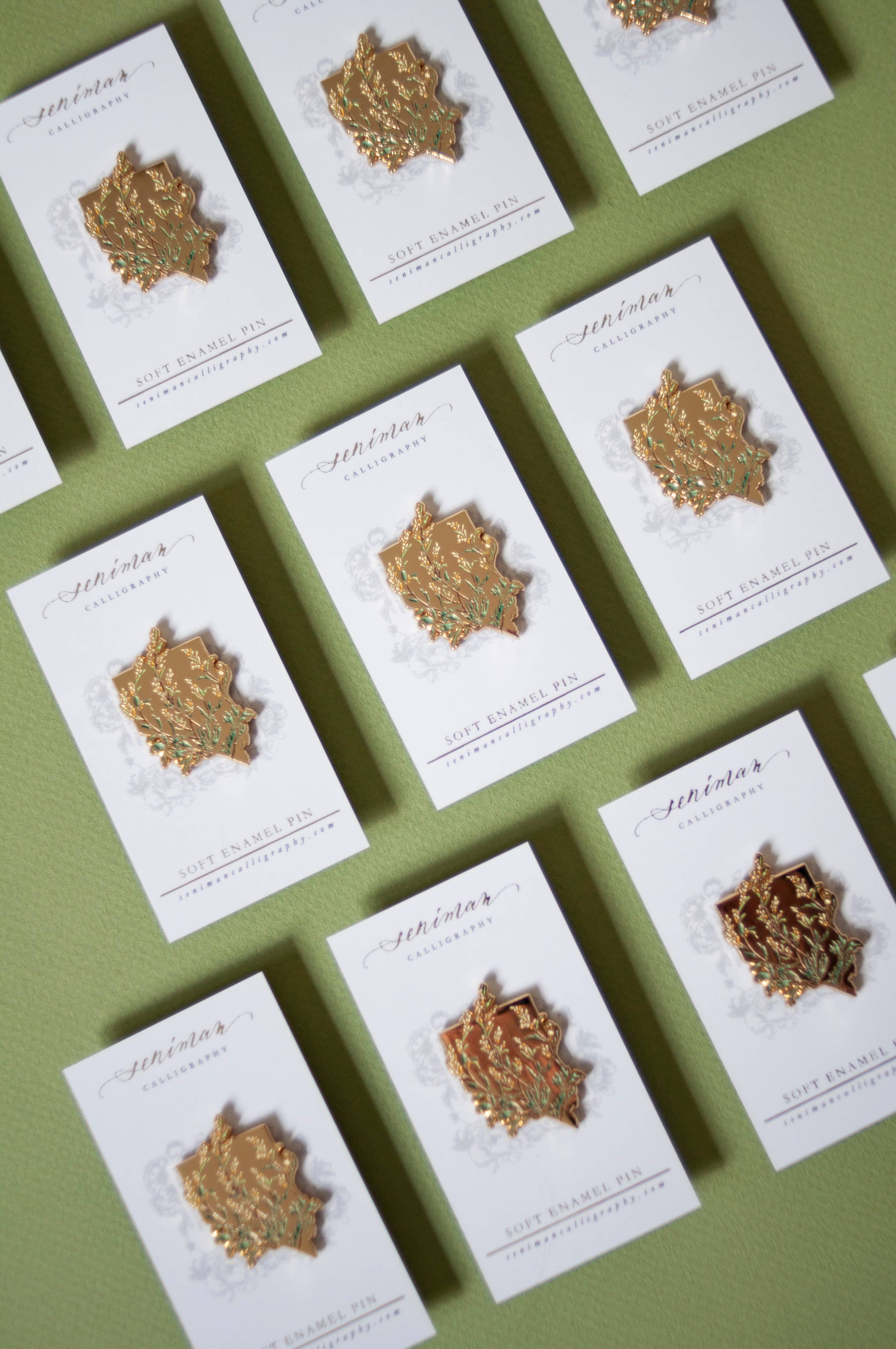 Seniman Calligraphy - Vente Épinglettes/boutons - Épinglette en émail souple Nevada Sagebrush0