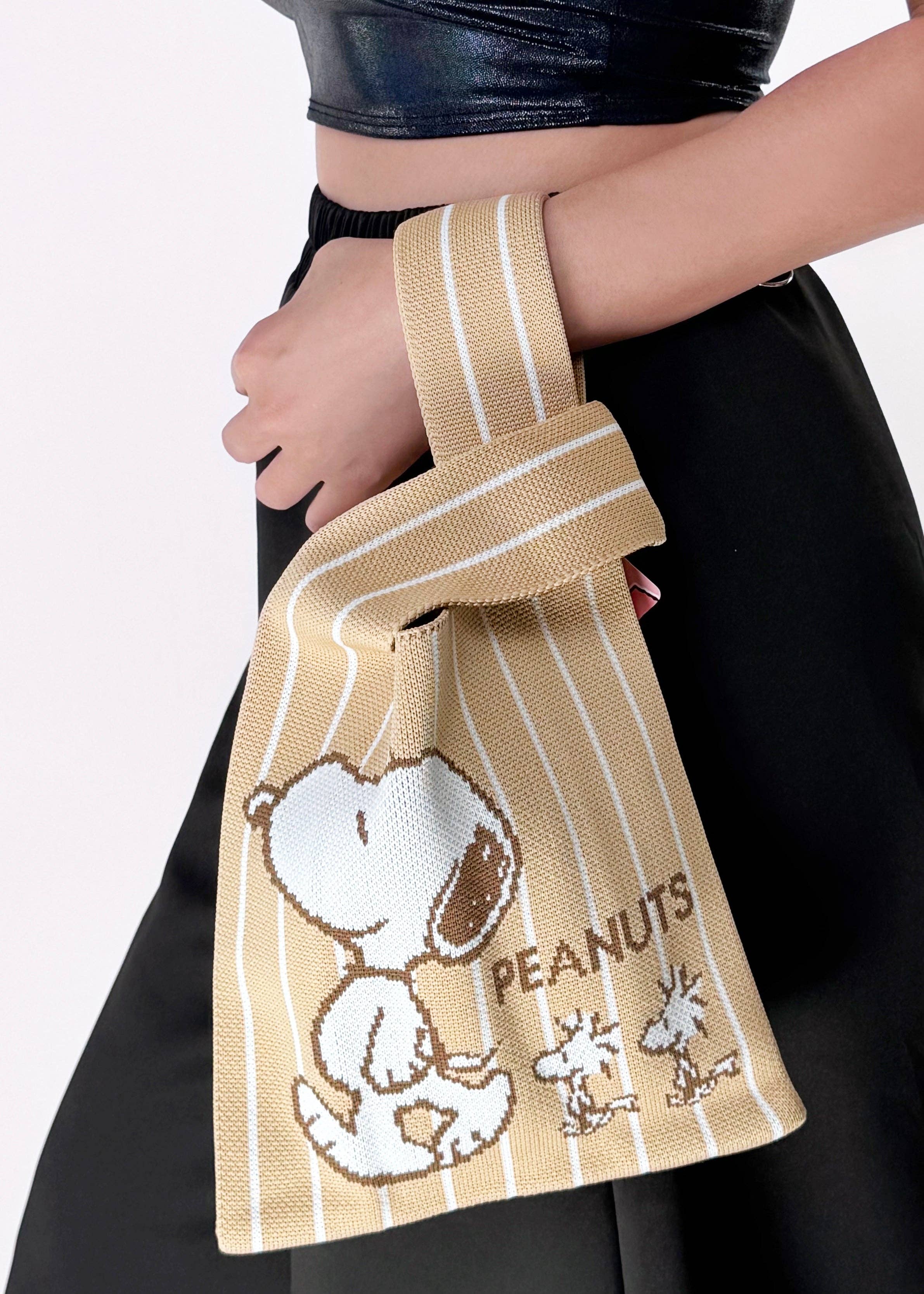 LASR – wholesale Tote bag – Women's – Peanuts Snoopy and Friend Knitted Baggu Brown Mini Tote1